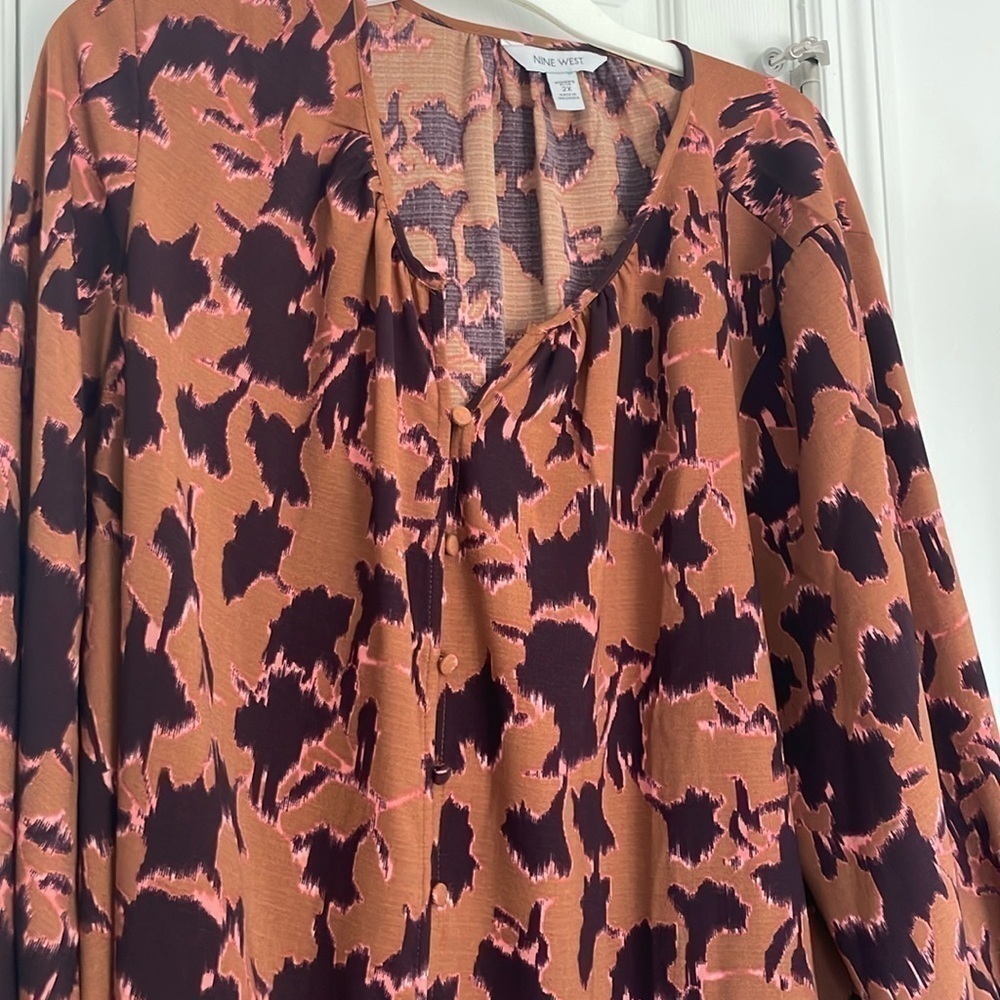 Nine West plus size abstract brown and black fall top in size 2x - Picture 8 of 9
